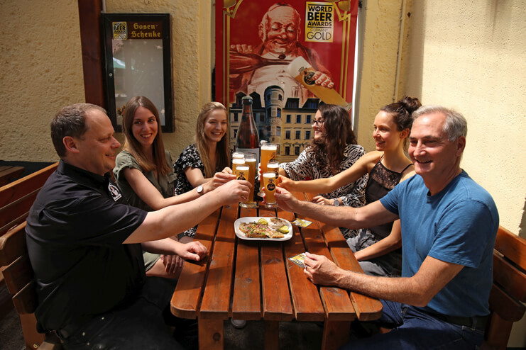 Beim-Anstossen-mit-Gose